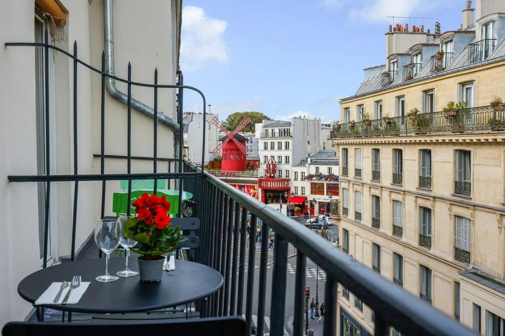 Paris Moulin Rouge Balcony Daire